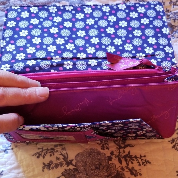 Vera Bradley wallet. - Picture 4 of 6